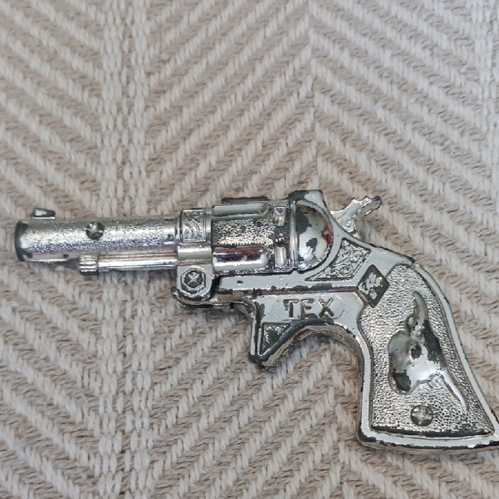 Silver Revolver Brooch - Picture 6 of 6